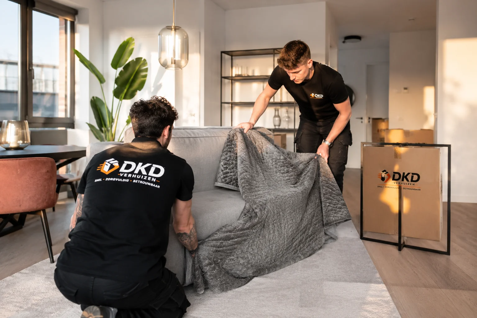 DKD Verhuizen verhuizers beschermen bank tijdens verhuizing in moderne woning